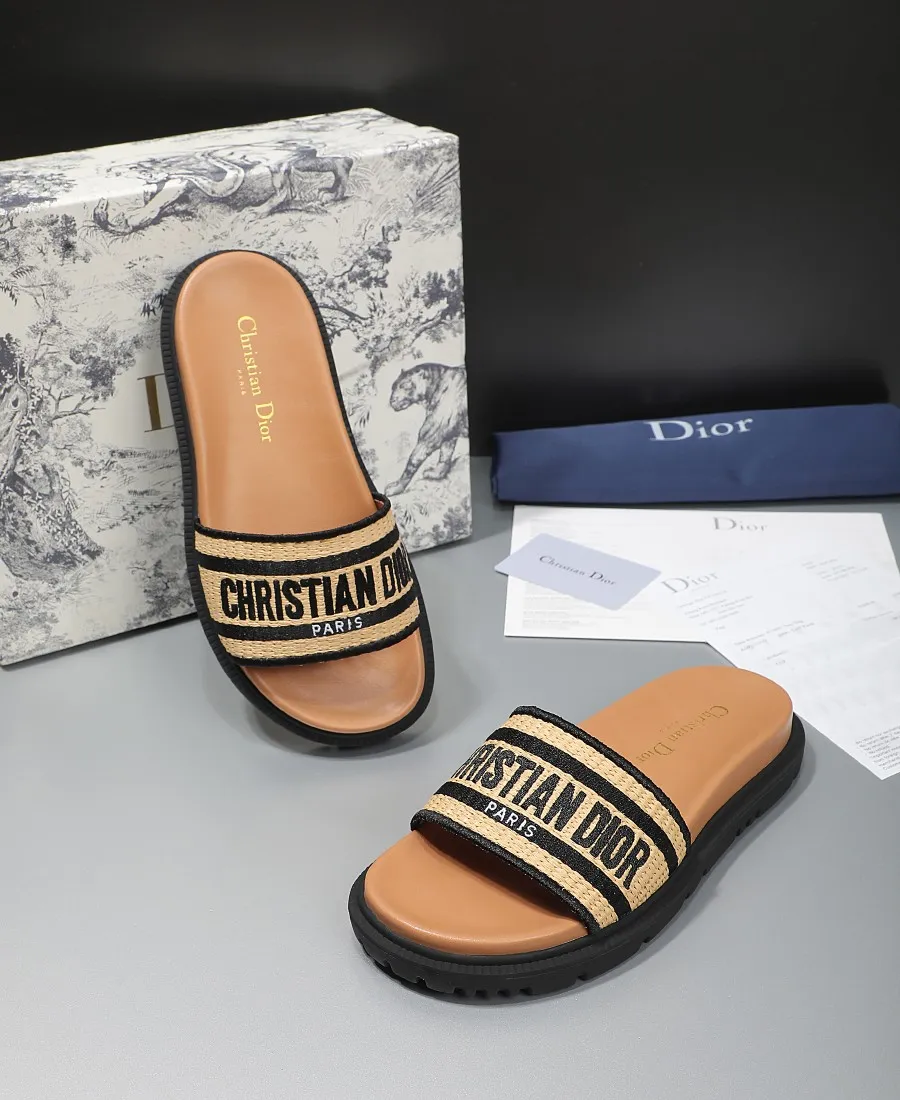 💕💕Factory direct selling price p360💕💕 Dior flat slippers, straw sugar upper with electric embroidery weaving, embroidered letters, and sheepskin lining. TPU outsole, code number: 35-42